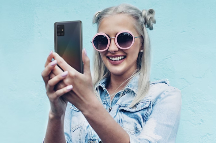 <p>Foto HP Samsung Galaxy A21s yang tampil dengan desain penuh gaya dan trendy (foto/website resmi Samsung)</p>

