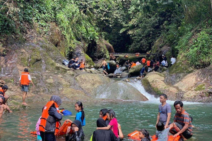 <p>Ket foto: Wisata Telaga Biru Cawene Bogor, destinasi alam baru yang indah (Foto/Instagram/telagabiru_cawene)</p>
