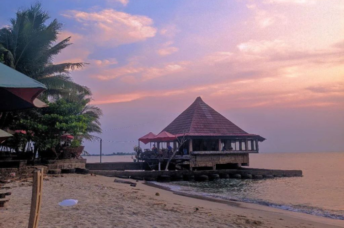 <p>Ket foto: Bersantai di wisata Pantai Bondo Jepara yang memikat (Foto/Instagram/juliuswd47_)</p>
