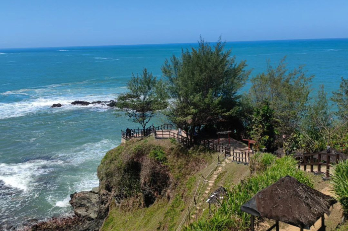 <p>Ket foto: Keindahan wisata Pantai Menganti yang ada di Kebumen (Foto/Instagram/liga_monica_wiratama)</p>
