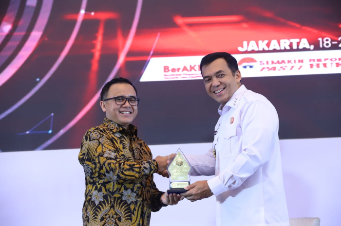 <p>Ket Foto: Menpan RB Abdullah Azwar Anas saat memberikan penghargaan (Foto/Kemenpan RB) </p>
