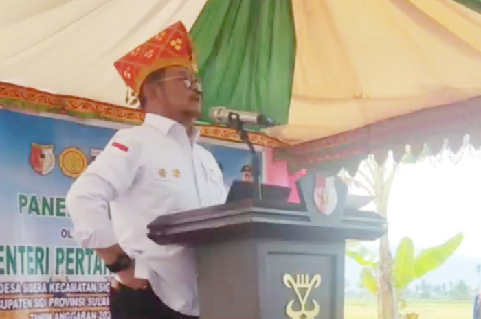 <p>Ket Foto: Menteri Pertanian menghadiri kegiatan Panen Padi di Sigi Biromaru, Sulawesi Tengah (Foto/Facebook/Podcast Palu)</p>
