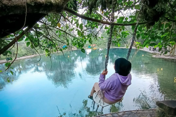 <p>Ket foto: Indahnya view di wisata Telaga Batu Bogor dengan airnya yang berwarna kebiruan (Foto/Instagram/thiiasilvia)</p>
