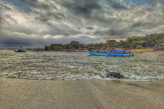 <p>Ket foto: Keindahan pesona wisata Pantai Rancabuaya yang ada di Garut (Foto/Instagram/laladit)</p>
