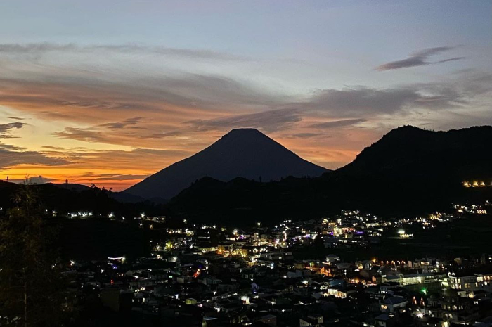 <p>Ket foto: Pemandangan citylight dari atas wisata Bukit Scooter Dieng (Foto/Instagram/m_marufkarkhi)</p>
