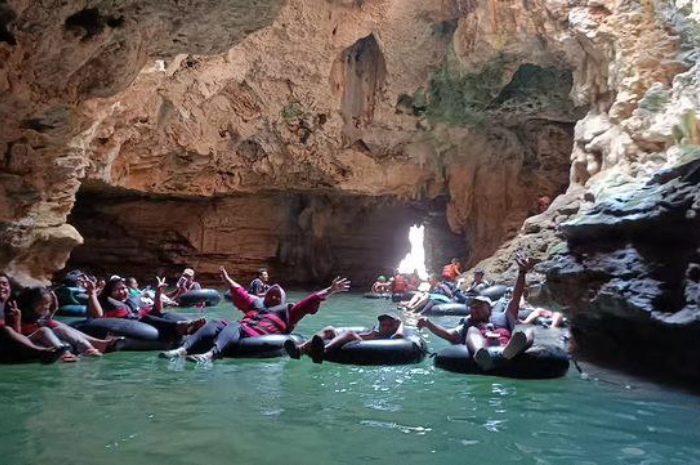 <p>Ket foto: Keseruan menyusuri wisata Goa Pindul Yogyakarta (Foto/Instagram/meriskayunanzaid)</p>
