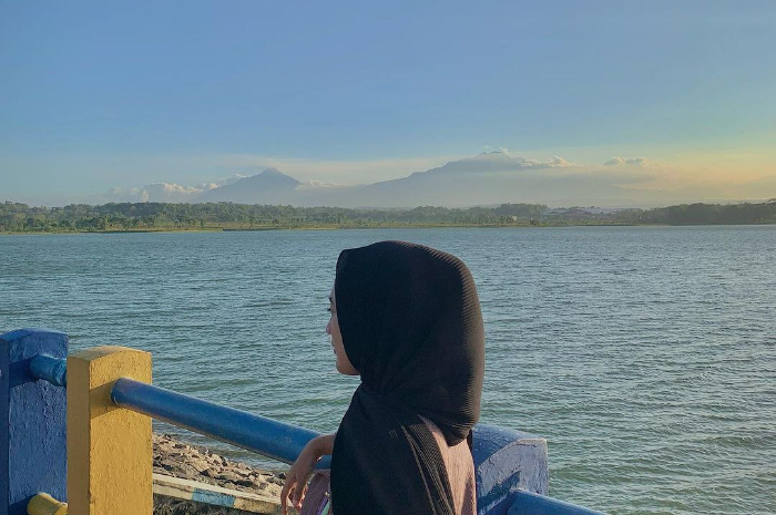 <p>Ket foto: Panorama di wisata Waduk Bade Boyolali, suguhkan panorama gunung yang cantik (Foto/Instagram/irawatimarisa)</p>
