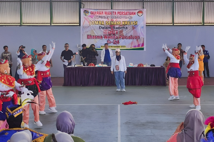 <p>Ket. Foto : Dharma Wanita Parigi Moutong Gelar Lomba Senam Kreasi Sambut HUT yang ke 24<br />
(Foto/Prokopim)</p>

