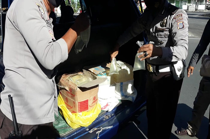 <p>Foto: Penyitaan Miras ratusan liter cap tikus di Banggai.</p>
