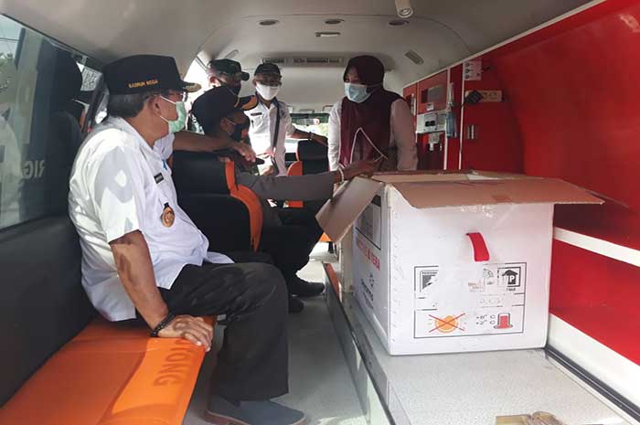<p>Foto: Wabup dan Kapolres Parigi Moutong meninjau transport penjemput vaksin covid sinovac ke Kota Palu, di Dinkes Parimo, Rabu 3 Februari 2021.</p>
