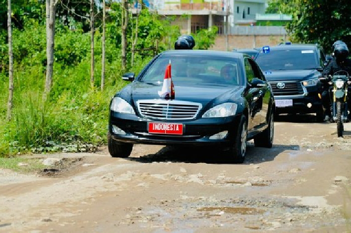 <p>Mobil R1 tipe Mercedes Benz S600 Guard kesulitan menembus jalan di Lampung (Foto/Biro Setpres RI) </p>
