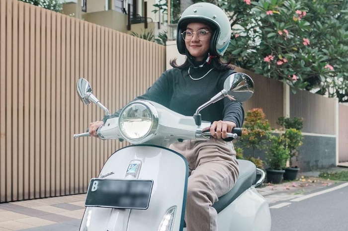 <p>Ket Foto: Vespa Primavera memiliki tampilan klasik dan cantik dengan warna Green Relax (Foto/Instagram/vespa_indonesiaofficial)</p>

