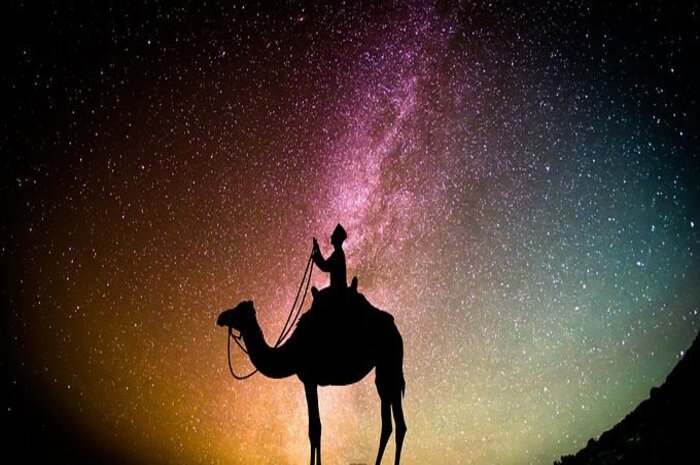 <p>Ket Foto: Ilustrasi foto seseorang yang sedang menaiki unta (Foto/Pixabay/Ramadhan)</p>
