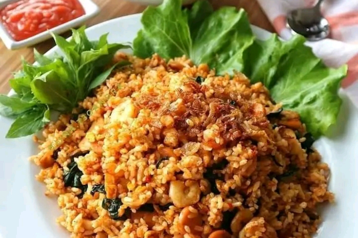 <p>Keterangan Foto : Nasi goreng kangkung belacan yang nikmat dan mudah dibuat, (Foto/Facebook/kevin syuhada)</p>
