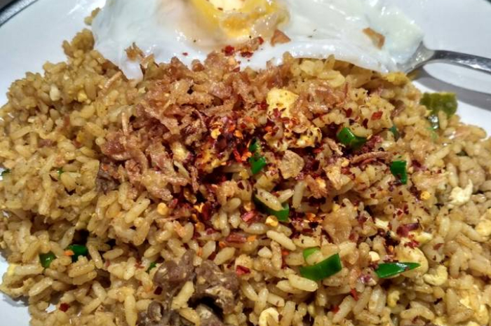 <p>Keterangan Foto : Nasi goreng kari sapi sajian nikmat bersama keluarga, (Foto/Facebook/kevin syuhada)</p>
