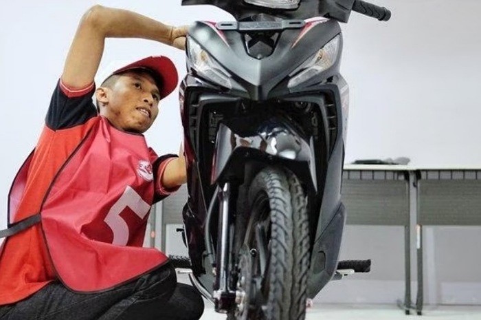 <p>Ket Foto: Foto dari pegawai Honda AHASS yang sedang melakukan servis pada motor (Foto/Twitter/triwul82)</p>
