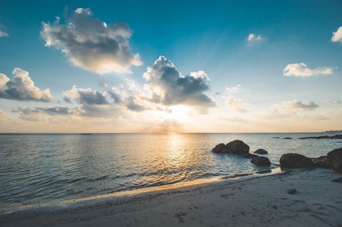 <p>Ket foto: Wisata Pantai Teluk Tamiang Kotabaru Kalimantan Selatan yang masih asri dan super estetik (Foto/Instagram/hrmdix)</p>
