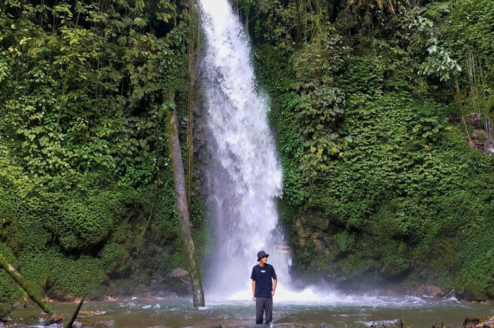 <p>Ket foto: Potret elok wisata Air Terjun Batu Lapis yang ada di Kabupaten Tanggamus Lampung (Foto/Instagram/aldirahman420)</p>
