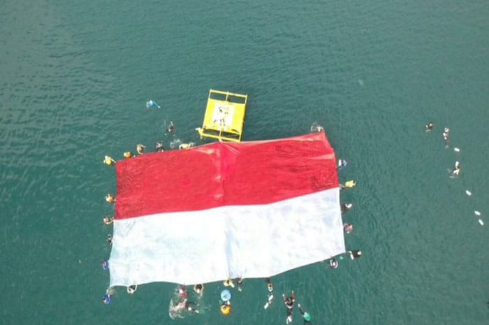<p>Bendera Membentang di Teluk Palu Sulawesi Tengah Sulteng Jadi Tontonan Warga (Foto: NKRI)</p>
