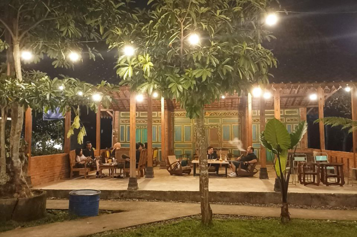 <p>Ket foto: Intip serunya nongkrong di Angkringan Mbah Darmo Ambarawa Semarang bersama keluarga saat libur Lebaran nanti (Foto/Chandra Indah Kusumawati)</p>
