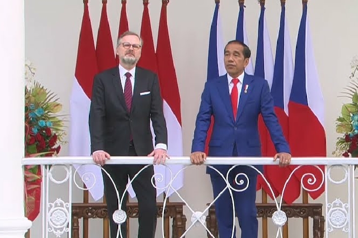 <p>Presiden Jokowi bersama PM Ceko menikmati suasana sore di Istana Bogor (Foto/BPMI Setres) </p>
