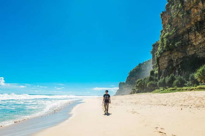 <p>Ket foto: Keindahan wisata Pantai Watunene Yogyakarta, bikin enggan pulang (Foto/Instagram/adhiiwicaksonoo)</p>
