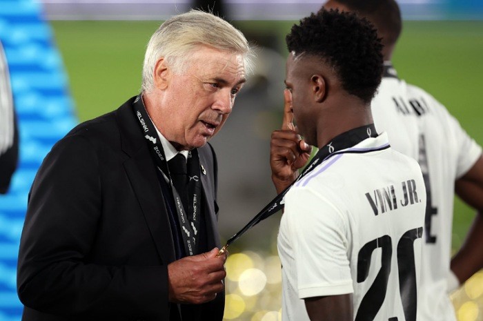 <p>Ket Foto: Foto pelatih Real Madrid Ancelotti dengan pemainnya, Vinicius Junior (Foto/Twitter/Real Madrid)</p>
