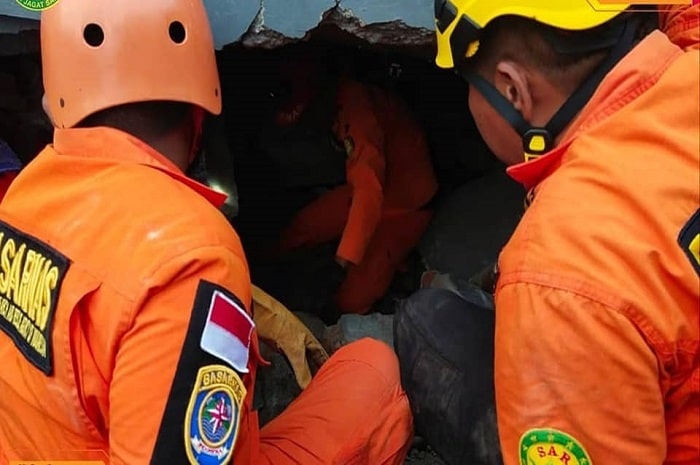 <p>Foto: Basarnas Evakuasi Korban Gempa Majene.</p>
