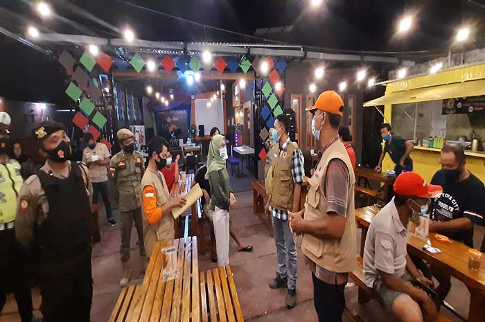 <p>Foto: Pelaksanaan Operasi Yustisi Penegakan Prokes di Cafe.</p>
