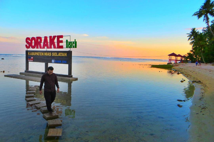 <p>Ket foto: Potret indahnya wisata Pantai Sorake yang ada di Nias, Sumatera Utara (Foto/Instagram/fajarrudin16)</p>
