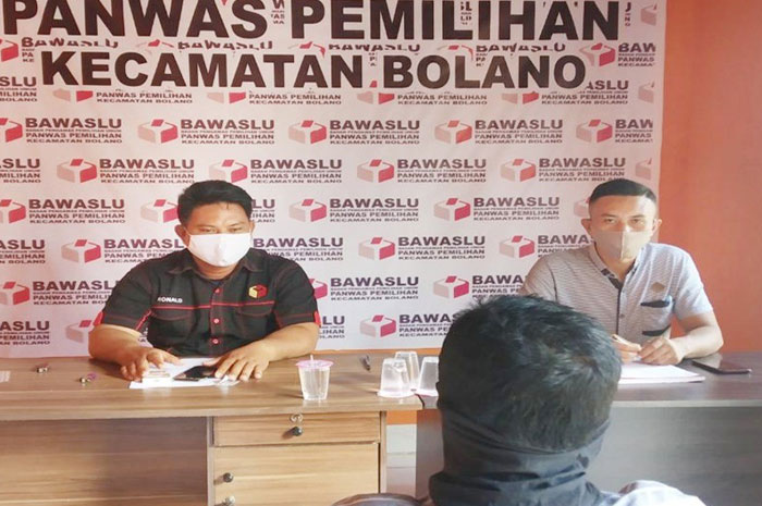 <p>Foto: Panwascam Bolano Saat Pemeriksaan Terduga Pelanggaran Netralitas ASN, di Sekretariat Panwascam Bolano, Senin 21 September 2020, Ist)</p>
