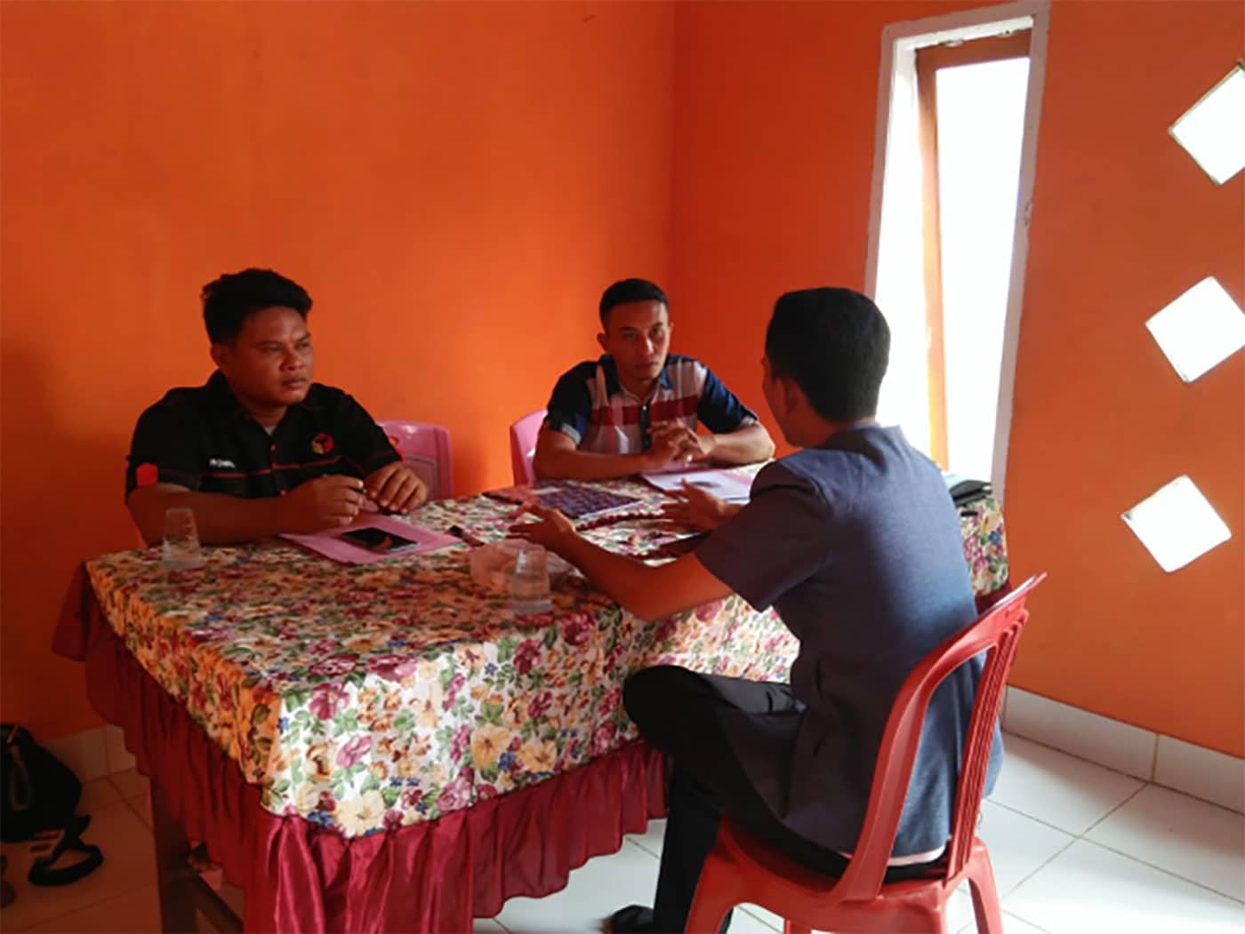 <p>Dugaan pelanggaran kode etik- Panwaslu periksa PPK Bolano Parigi Moutong, terkait dugaan pelanggaran kode etik di sekretariat Panwaslu Parigi Moutong, 03 Maret 2020. GmesulawesiFoto/Ist.</p>
