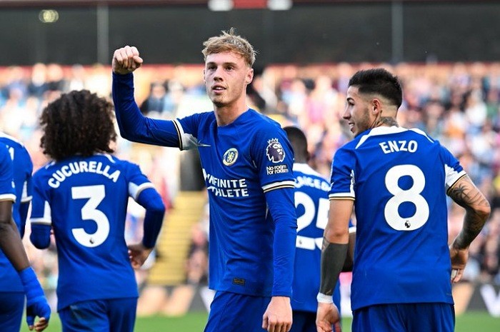 <p>Ket Foto: Foto dari para pemain Chelsea yang sedang selebrasi di lapangan  (Foto/Twitter/@Chelsea)</p>
