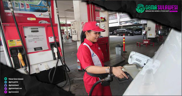 <p>Ket Foto: Pegawai SPBU bantu mengisi bahan bakar (Foto/Ilustrasi Gambar)</p>
