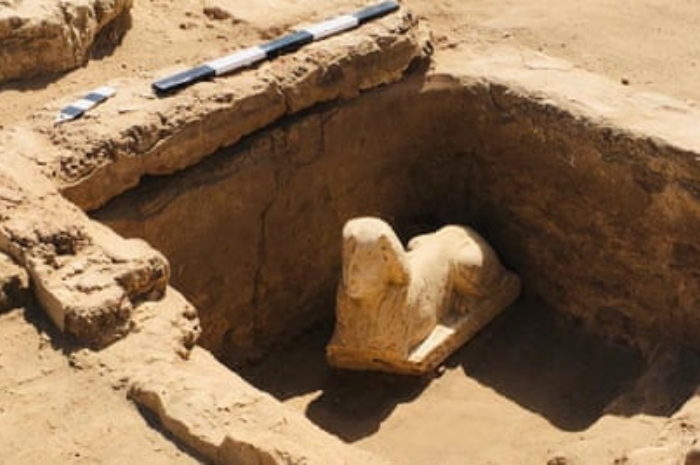 <p>Keterangan Foto: patung mirip sphinx yang baru ditemukan di Mesir, (Foto:/Twitter/Egyptianarkeolog)</p>
