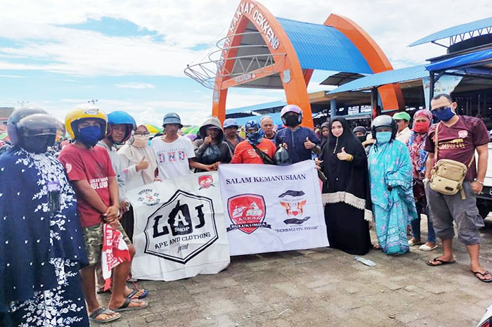 <p>LAJ dan VApe Shop Bulukumba Bagi Sembako. (GemasulawesiFoto/Ist)</p>
