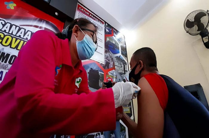 <p>Foto: Pelaksanaan vaksinasi covid-19 tahap pertama Polres Parigi Moutong, Sulteng. Jumat 12 Maret 2021.</p>
