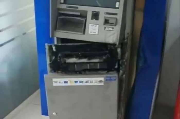 <p>Foto: Mesin ATM dibobol.</p>
