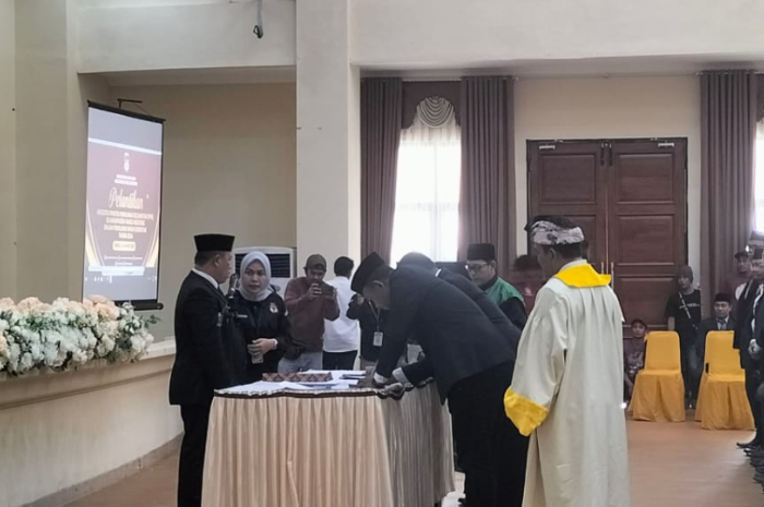 <p>Ket Foto : Pelantikan ratusan Panitia Penyelenggara Kecamatan (Foto Duan gemasulawesi)</p>
