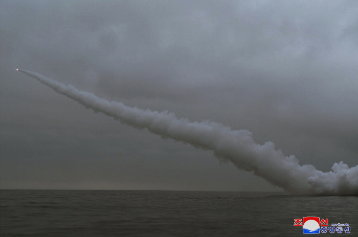 <p>Keterangan Foto : peluncuran rudal kapal selam Korea Utara, (Foto:/Twitter/KCNA)</p>
