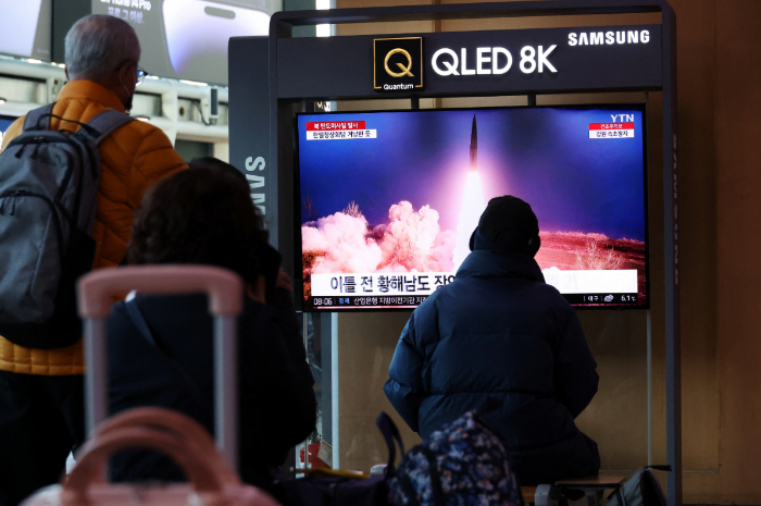 <p>Keterangan Foto : peluncuran rudal oleh Korea Utara sebagai peringatan untuk AS dan Korea Selatan, (Foto/Twitter/@hyunsuyim)</p>
