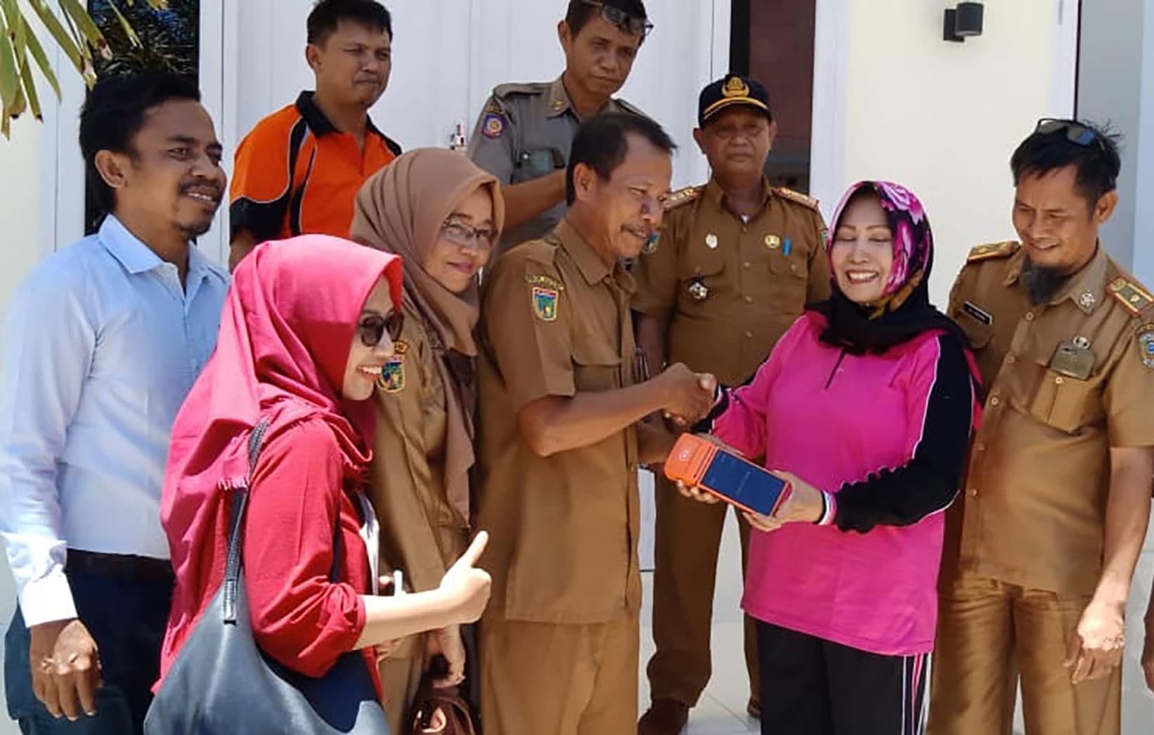 <p>Pemasangan alat Tipping Box- Bapenda Parigi Moutong pasang alat Tipping Box di penginapan, rumah makan dan hotel di Parigi Moutong di salah satu penginapan di Kelurahan Kampal Parigi Moutong, Selasa 25 Februari 2020.  GemasulawesiFoto/MuhammadRafii.</p>

