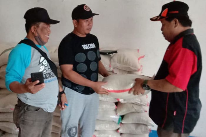 <p>Dinsos Parimo Bagikan Bantuan Beras dari Pemprov Sulteng di Kecamatan Kasimbar, Jumat 3 Juli 2020.</p>
