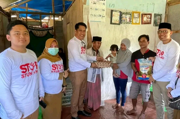 <p>Keterangan Foto : Pembagian beras dan telur oleh tim penanganan stunting Sulbar,(Foto/humas pemprov Sulbar)</p>
