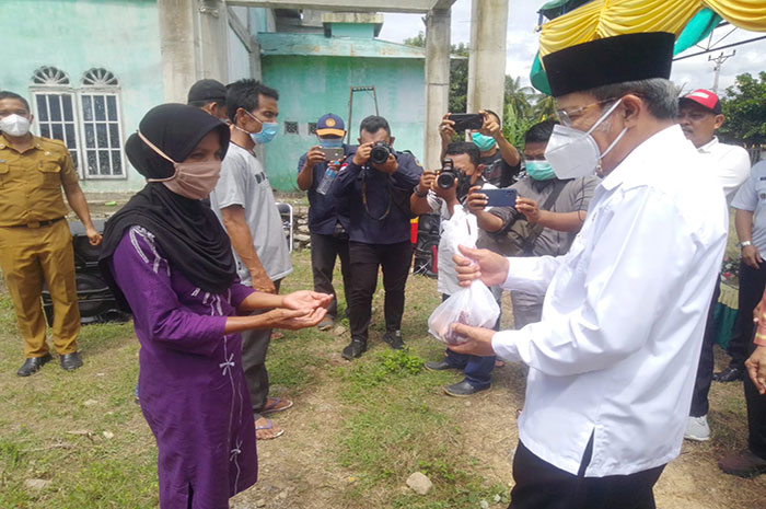 <p>Foto: Pembagian daging qurban kepada warga di Desa Baliara, Parimo.</p>
