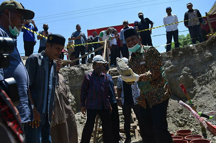 <p>Pembangunan Tugu Songgolangi Ornamen Lokal Kota Palu</p>

