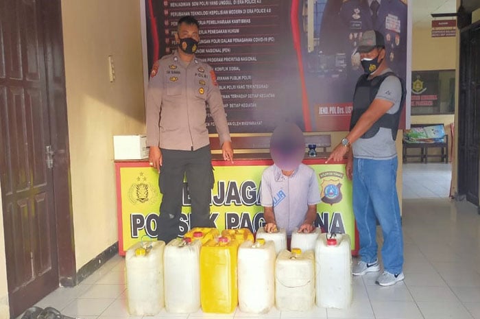 <p>Foto: Polsek Pagimana Gagalkan Penyelundupan 200 Liter Miras ke Kota Luwuk, Banggai, Sulawesi Tengah. Minggu 28 Februari 2021.</p>
