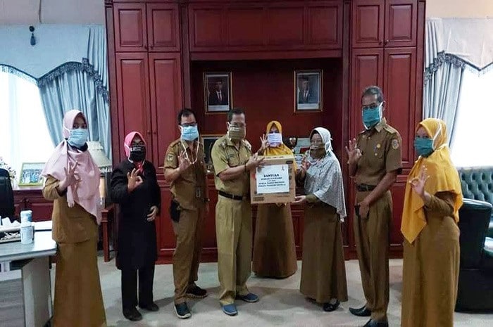 <p>Pemberian Bantuan untuk penderita HIV Aids ditengah Pandemi, di Kantor Wakil Bupati Parigi Moutong</p>