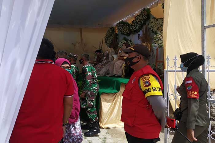 <p>Foto: Pembubaran Pesta Perkawinan di Luwuk, dilakukan gabungan Satgas Covid 19.</p>
