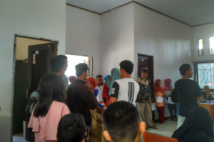 <p>Ket Foto: Warga sedang melakukan pendataan dan perekaman pembuatan E-KTP. (Foto ilustrasi/ Dinas Kependudukan dan Catatan Sipil Kab. Parigi Moutong)</p>
